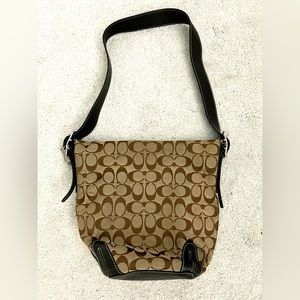 Coach signature jacquard. Medium sized brown shoulder bag.